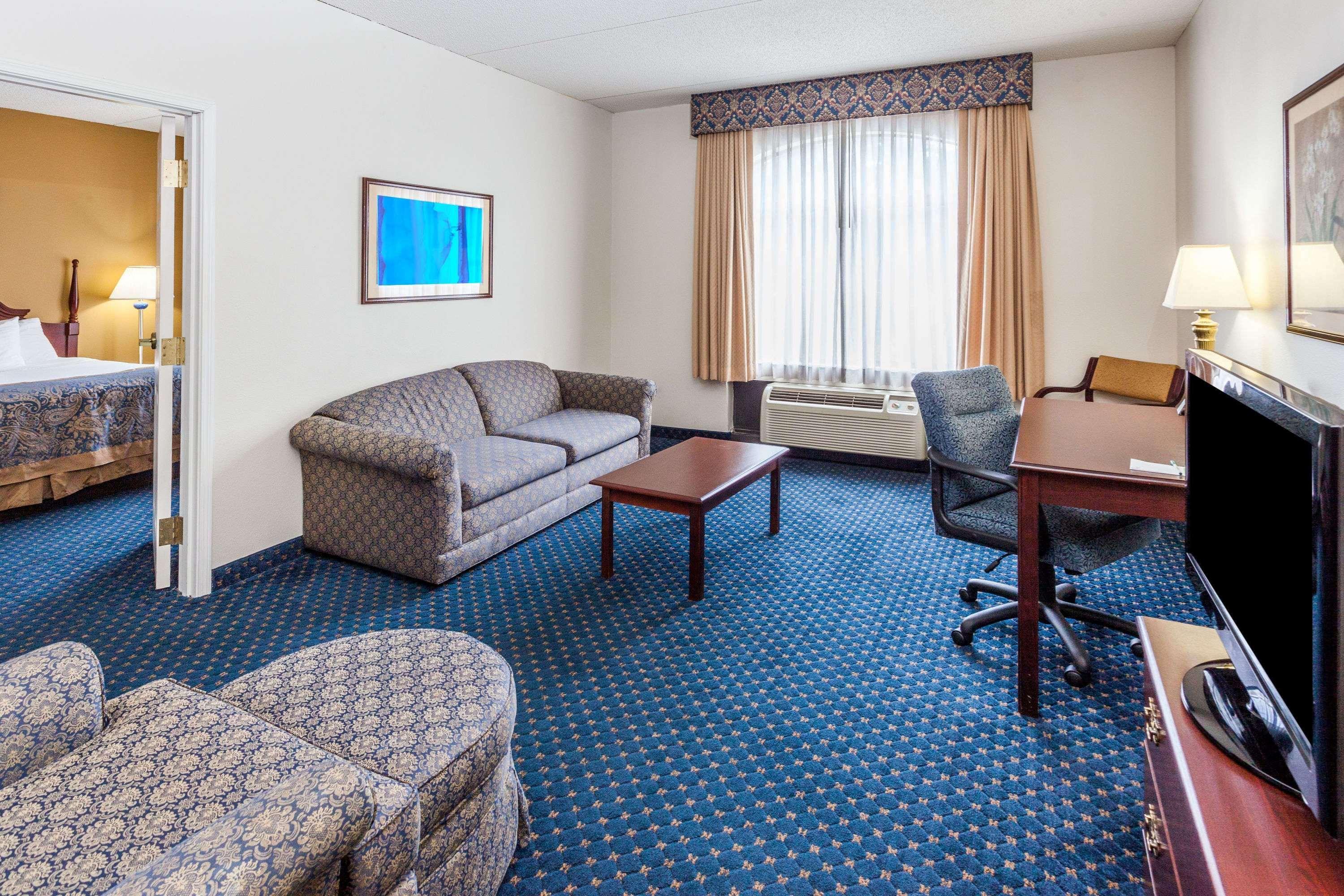 Wingate By Wyndham Atlanta/Six Flags Austell Hotel Exterior photo